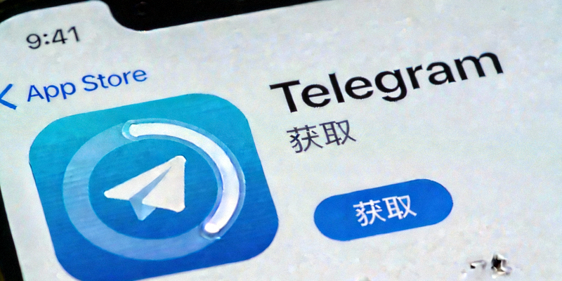 App Store中Telegram应用的获取按钮与主屏幕上应用下载进度环的截图